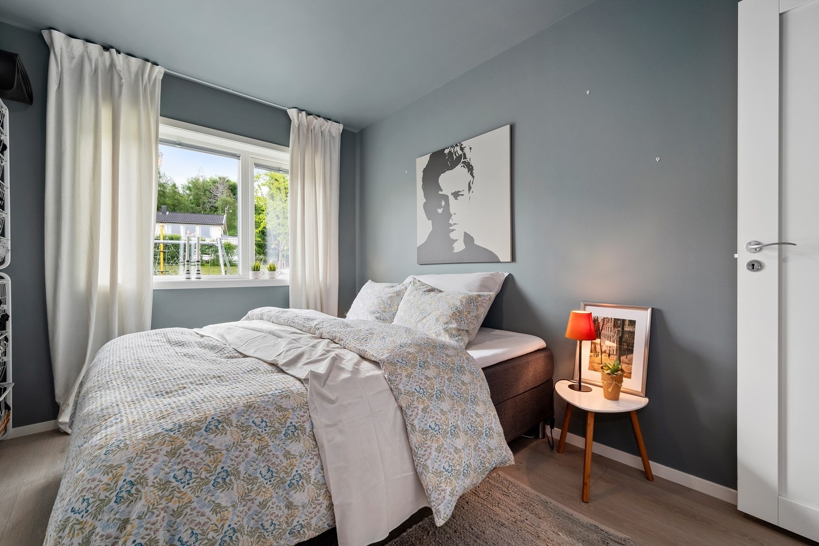 Soverommet byr på rikelig med plass til garderobeskap, natt bord og kommode. Galleribilde