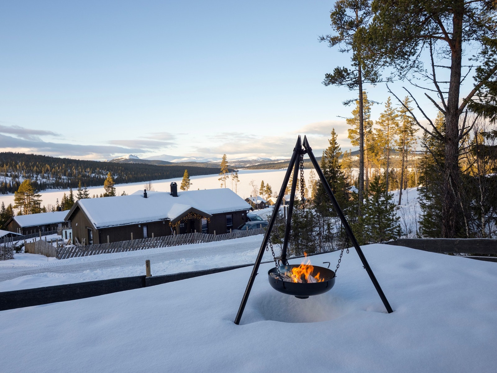 Her kombineres roen i den vakre naturen med praktisk nærhet til skiløyper, turstier og lokale servicetilbud, noe som gjør stedet perfekt både for avslapning og aktivitet. Galleribilde