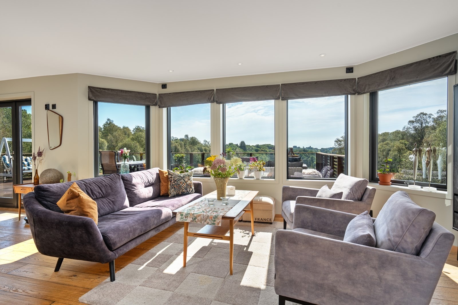 Store vindusflater som gir rikelig med naturlig lysinnslipp Galleribilde