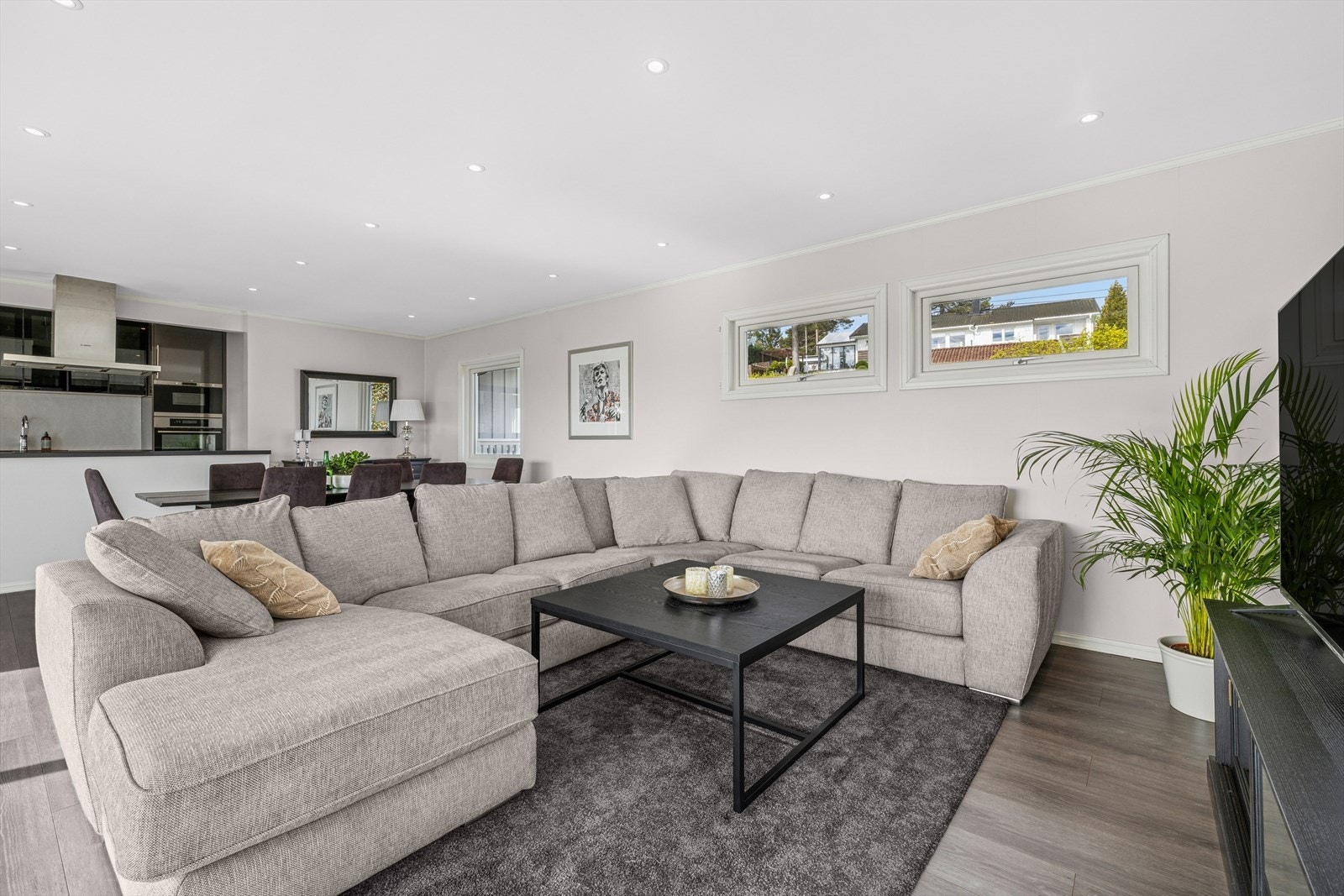 Stue/spisestue med laminatgulv, varmefolie i gulv, lysemalte vegger og integrert belysning i himling. Galleribilde