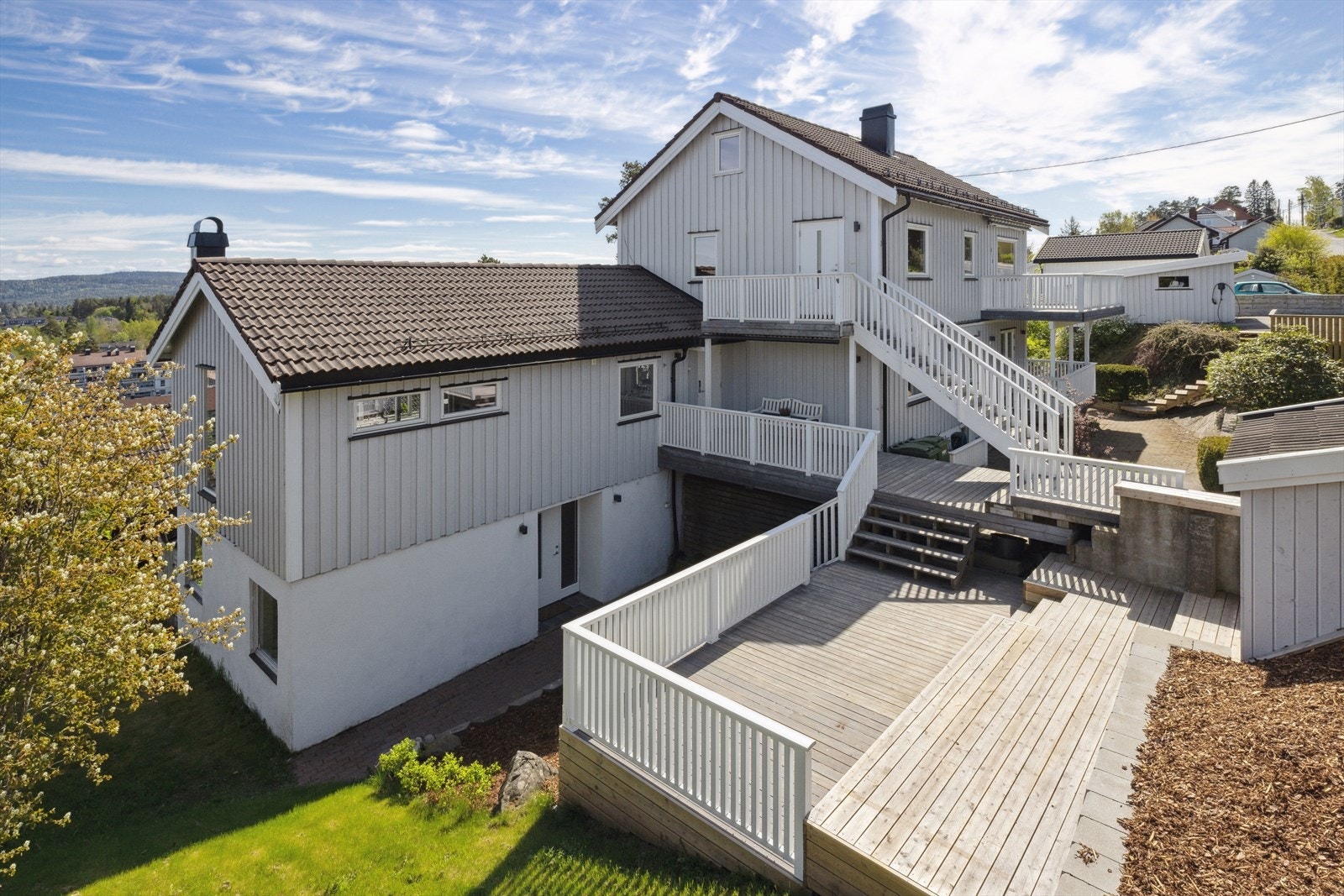 Tomannsboligen har felles eiet tomt med pent opparbeidet hage, terrassearealer, utbod og garasje. Utenfor inngangsparti til denne boligen finnes platting/repos på ca. 16 m². Galleribilde