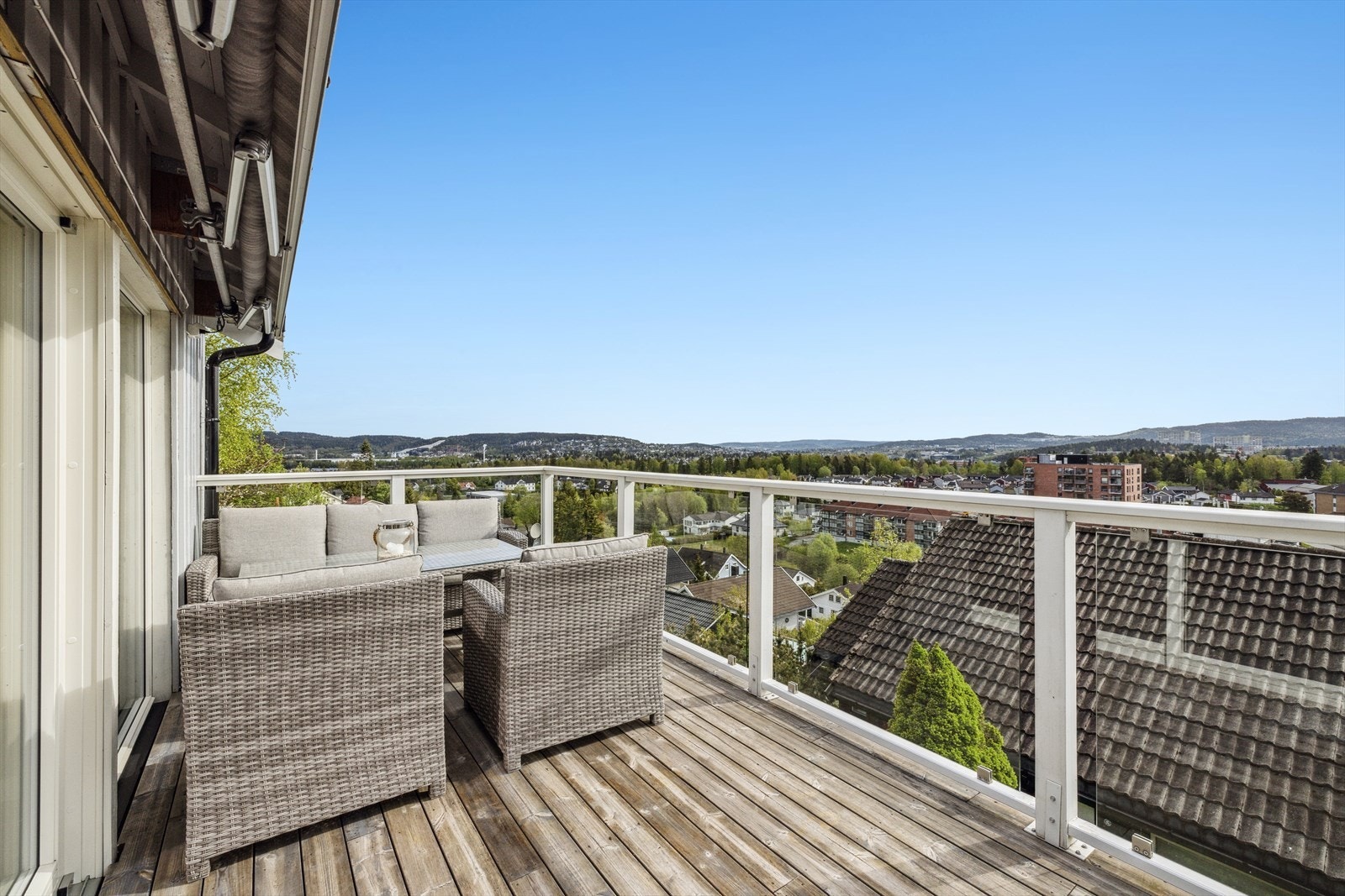 Solrik veranda med svært gode utsiktsforhold. Galleribilde