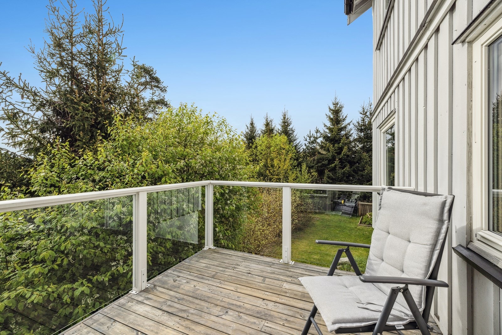 Østvendt veranda på ca. 7 m² med utgang fra kjøkken. Galleribilde