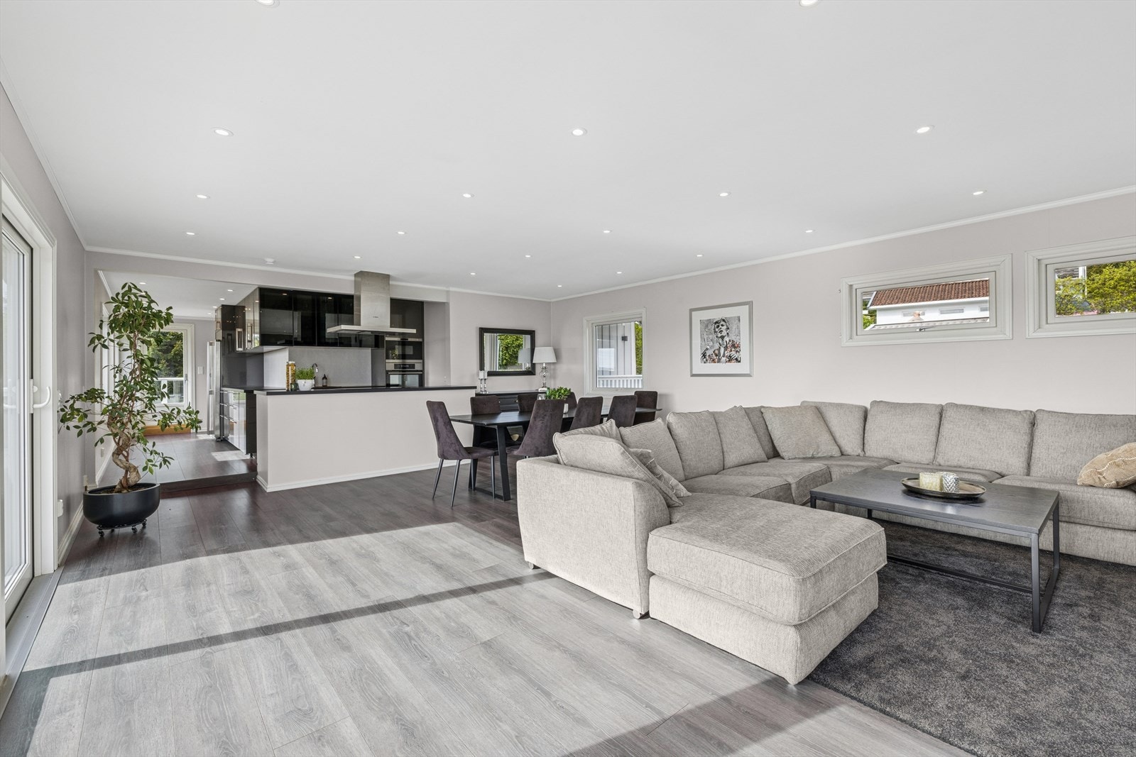 Stue, spisestue og kjøkken i åpen løsning. Galleribilde