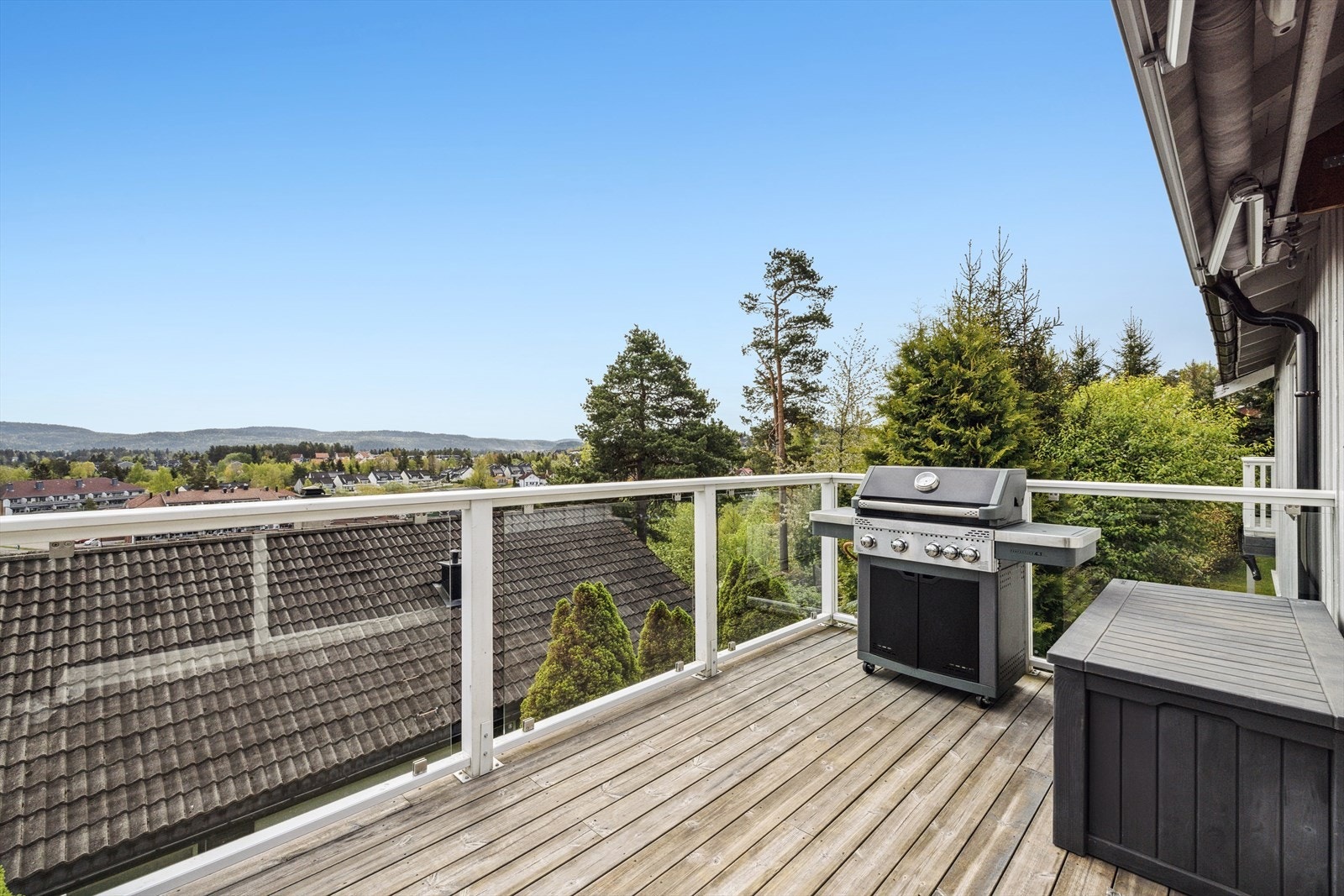 Østvendet veranda på ca. 17 m² med utgang fra stue. Galleribilde