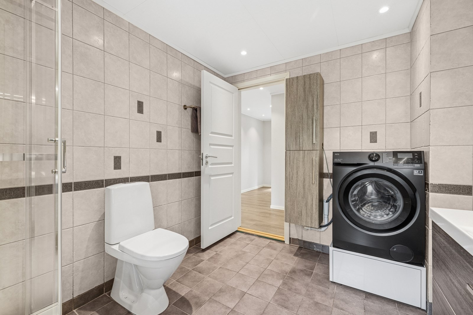 Rommet har mekanisk avtrekk til ventil i yttervegg. Badet ble oppusset i 2011, servanten er fra 2016. Galleribilde