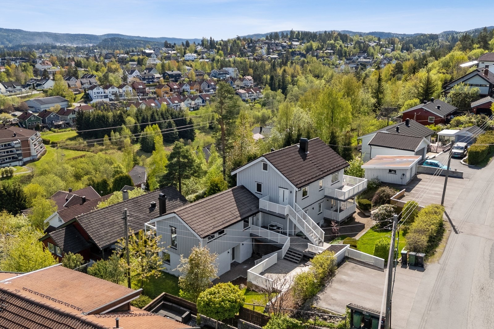Attraktiv beliggenhet i populært og barnevennlig boligområde på Røykås. Galleribilde