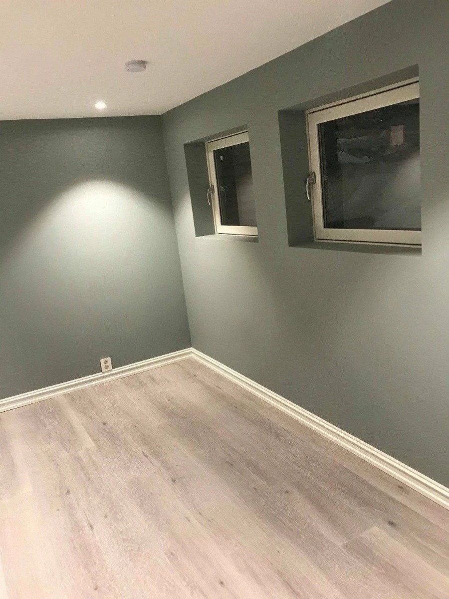 Stue umøblert. Vinduer åpner helt inn for rømningsvei. Galleribilde