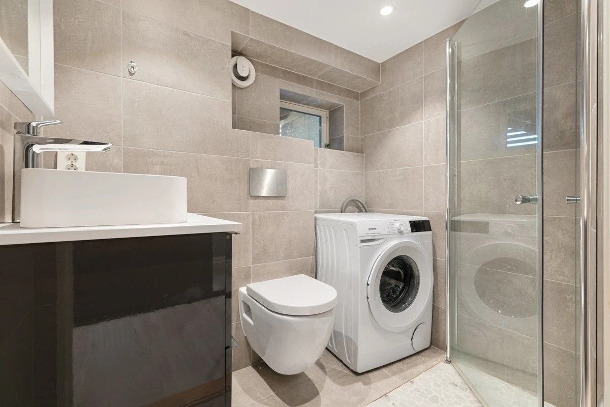 Bad med vaskemaskin Galleribilde