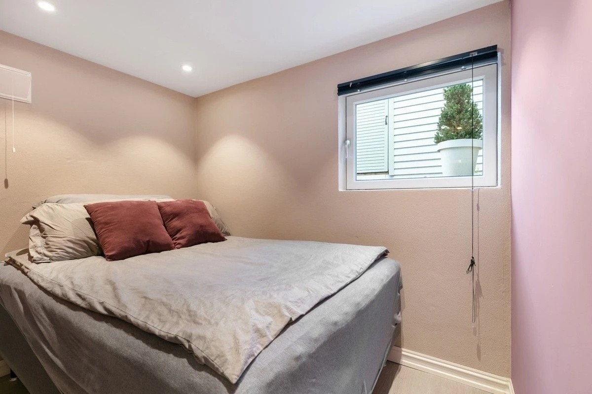 Soverom. Vindu åpner helt inn for rømningsvei. Galleribilde