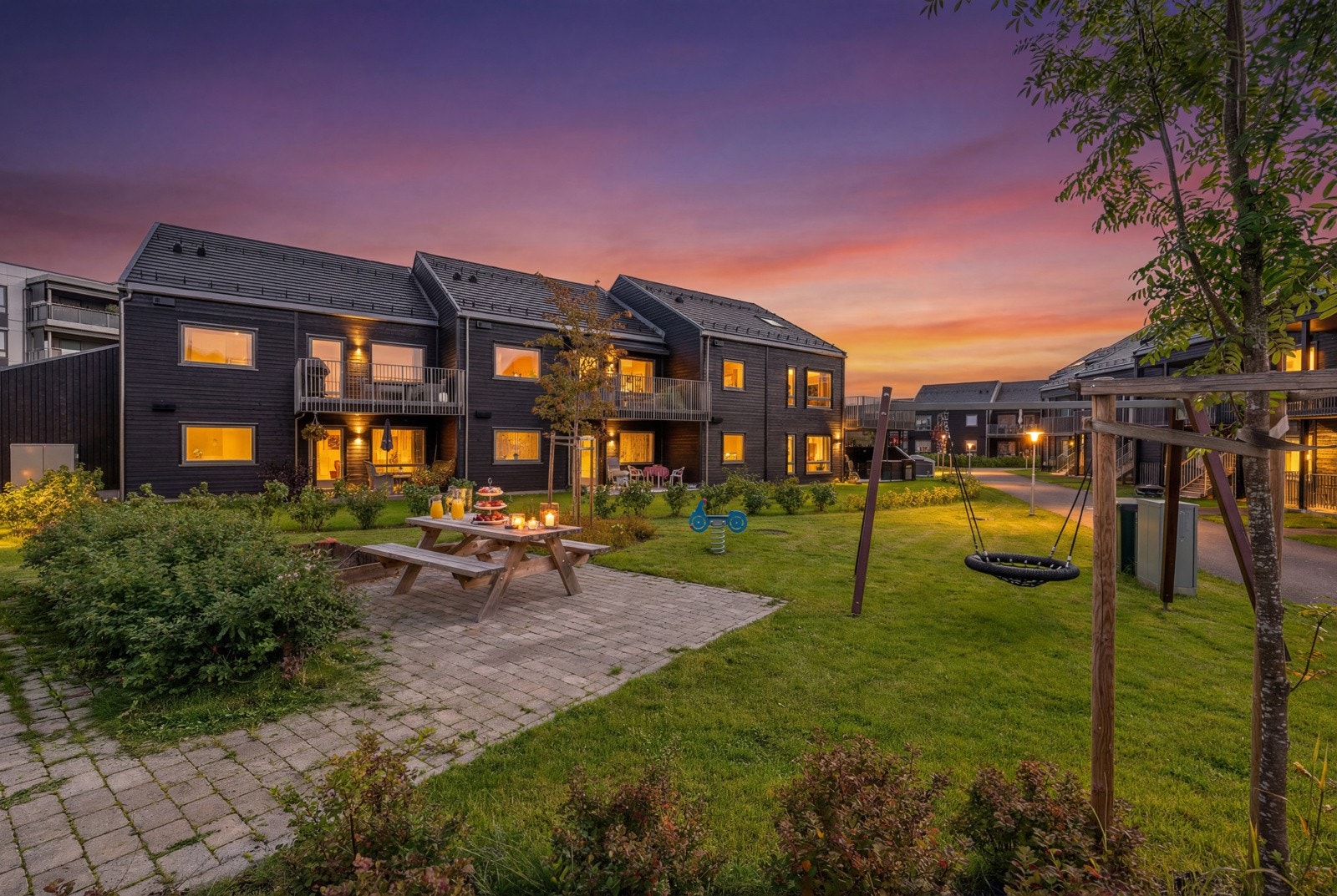 Boligen har en attraktiv og tilbaketrukket beliggenhet i et nyere boligområde på Årnes. Galleribilde