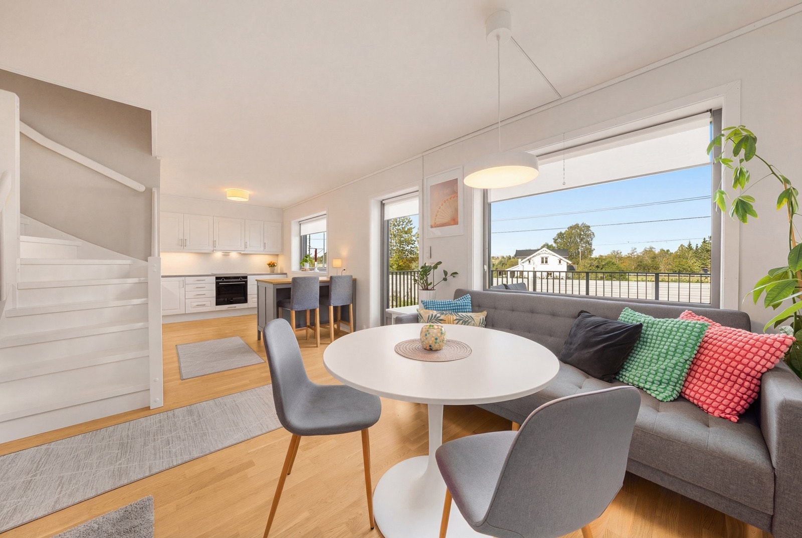 Lys og luftig stue med store vinduer som slipper inn rikelig med lys. Galleribilde