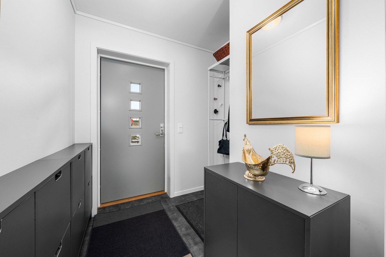 Innbydende entrè med flislagt gulv og plass til garderobeområde. Galleribilde