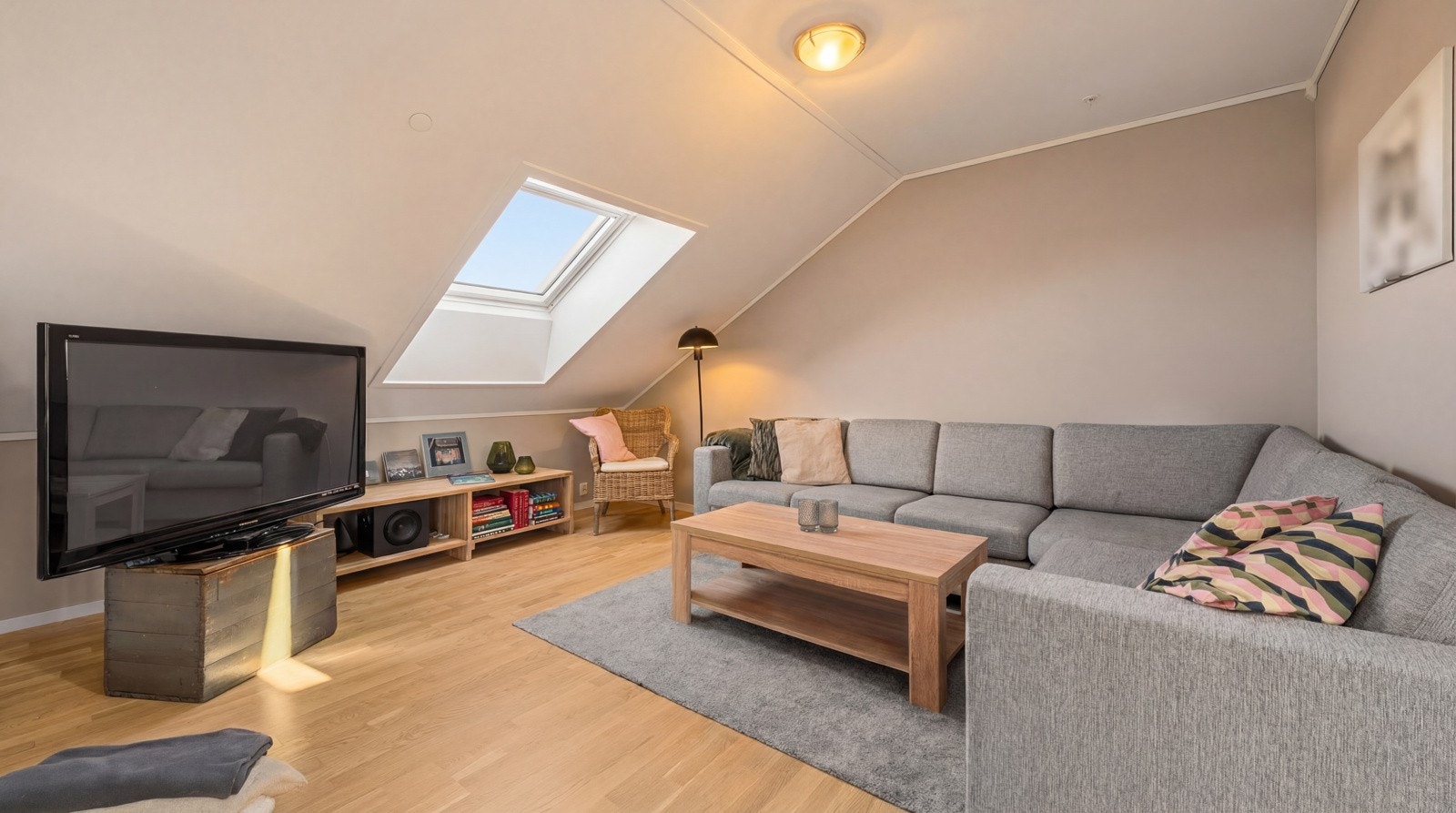 Boligen er påkostet med en ypperlig luftig loftstue, soverom, innredet rom, bod og bad - ypperlig for ungdommen! Galleribilde