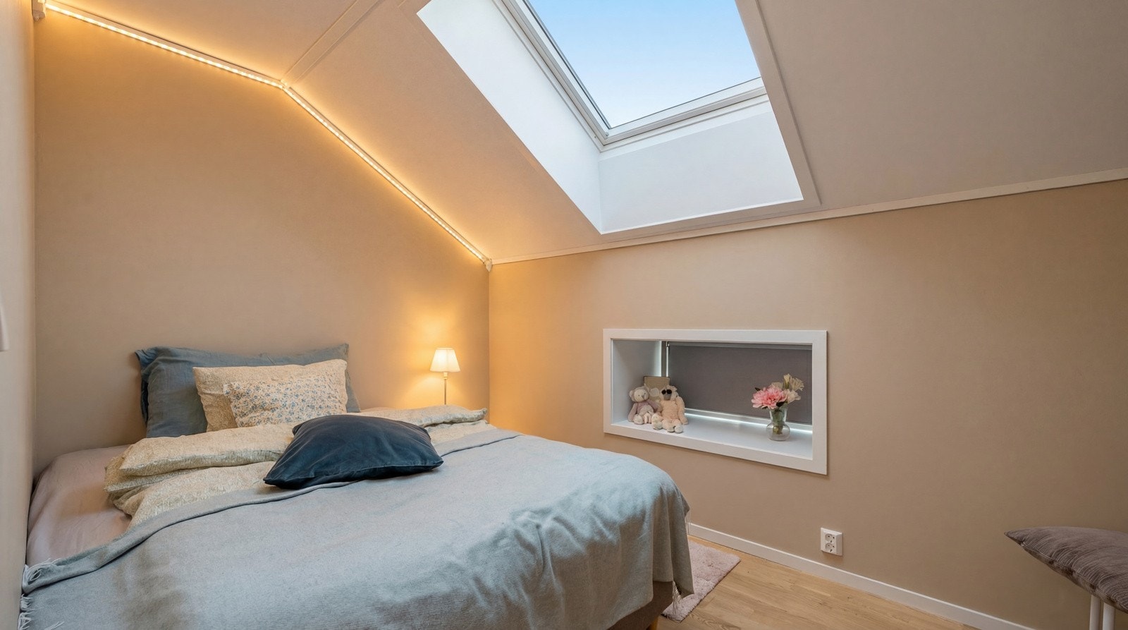 Boligens loftetasje har et soverom, og et innredet rom som blir benyttet som soverom. Galleribilde