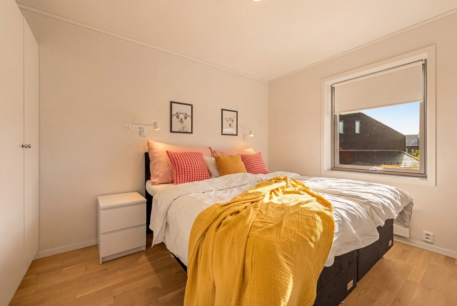 Boligen har 3 soverom + 1 innredet rom. Hovedsoverommet har god plass til skap og dobbeltseng Galleribilde