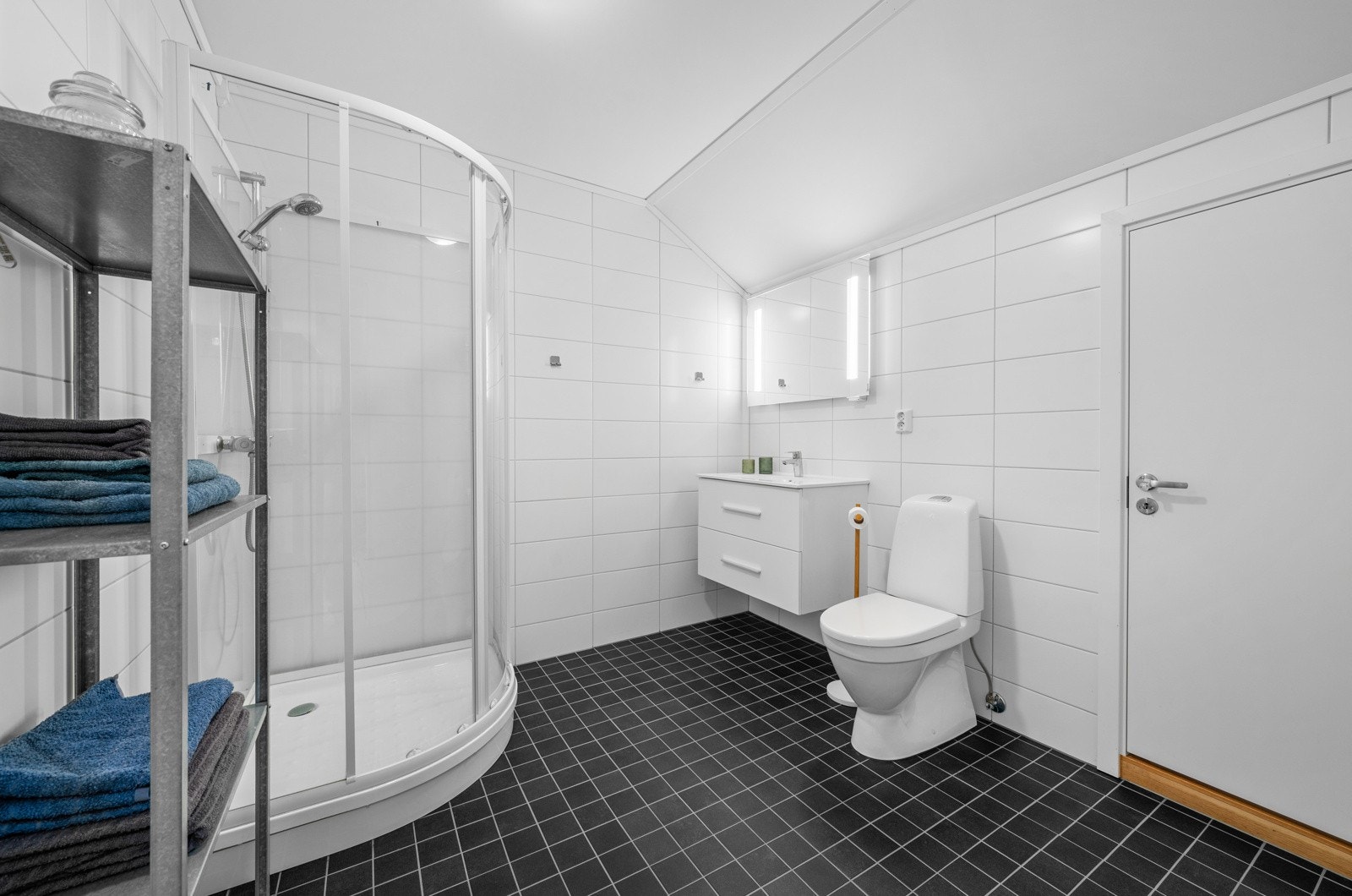 Flislagt bad fra 2024 med et praktisk dusjkabinett, som oppleves som romslig. Galleribilde