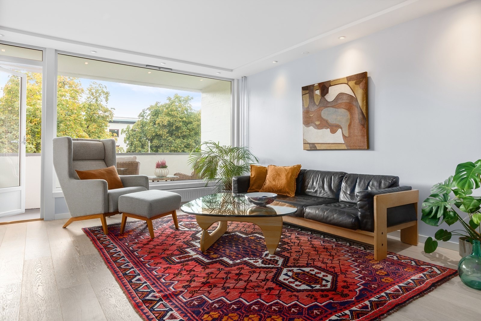 Leiligheten har fine en-stavs parkettgulv, downlights i tak og en fin fargepalett Galleribilde