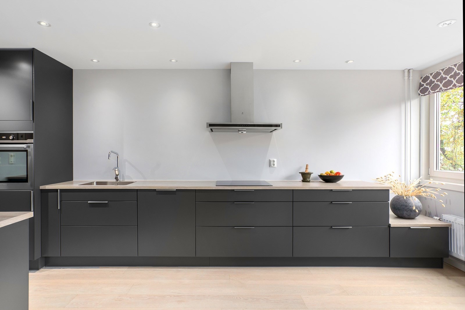 Kjøkkenet har godt med skap- og skuffeplass, samt gode arbeidsflater Galleribilde