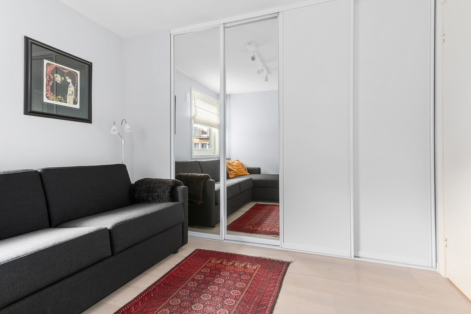 Godt med oppbevaring i skyvedørsgarderobe Galleribilde