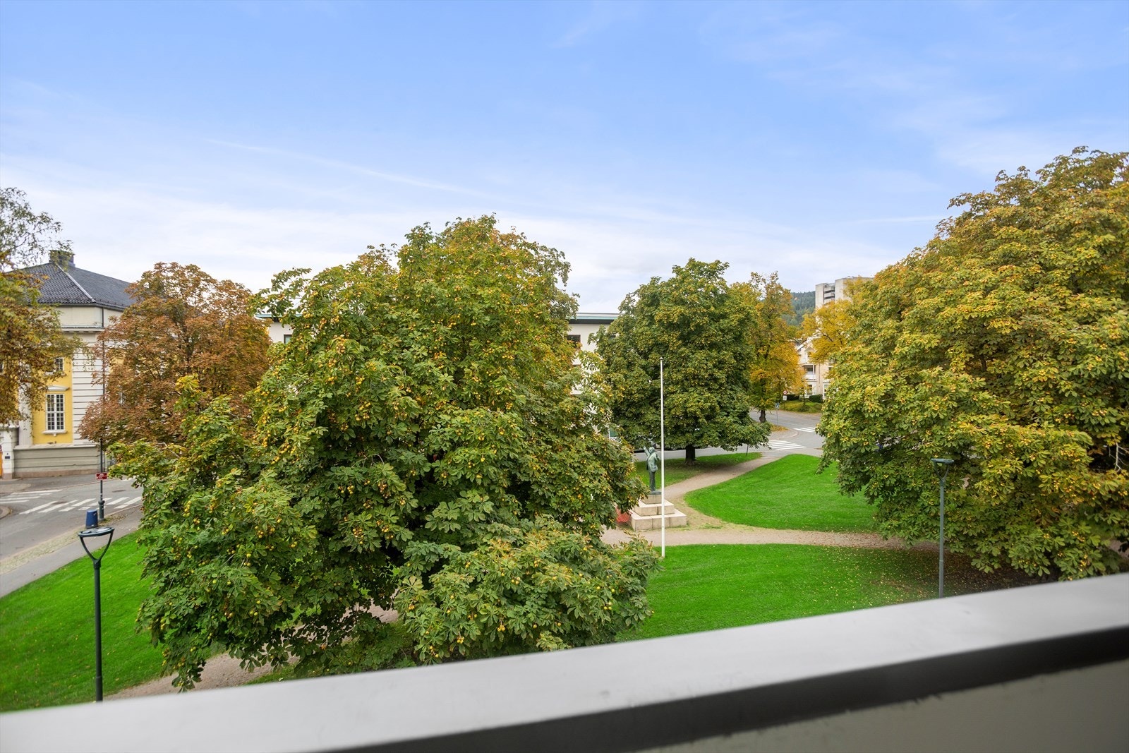 Her har man usjenert utsyn til Gamle Kirkeplass, som er en frodig og grønn oase midt i byen Galleribilde