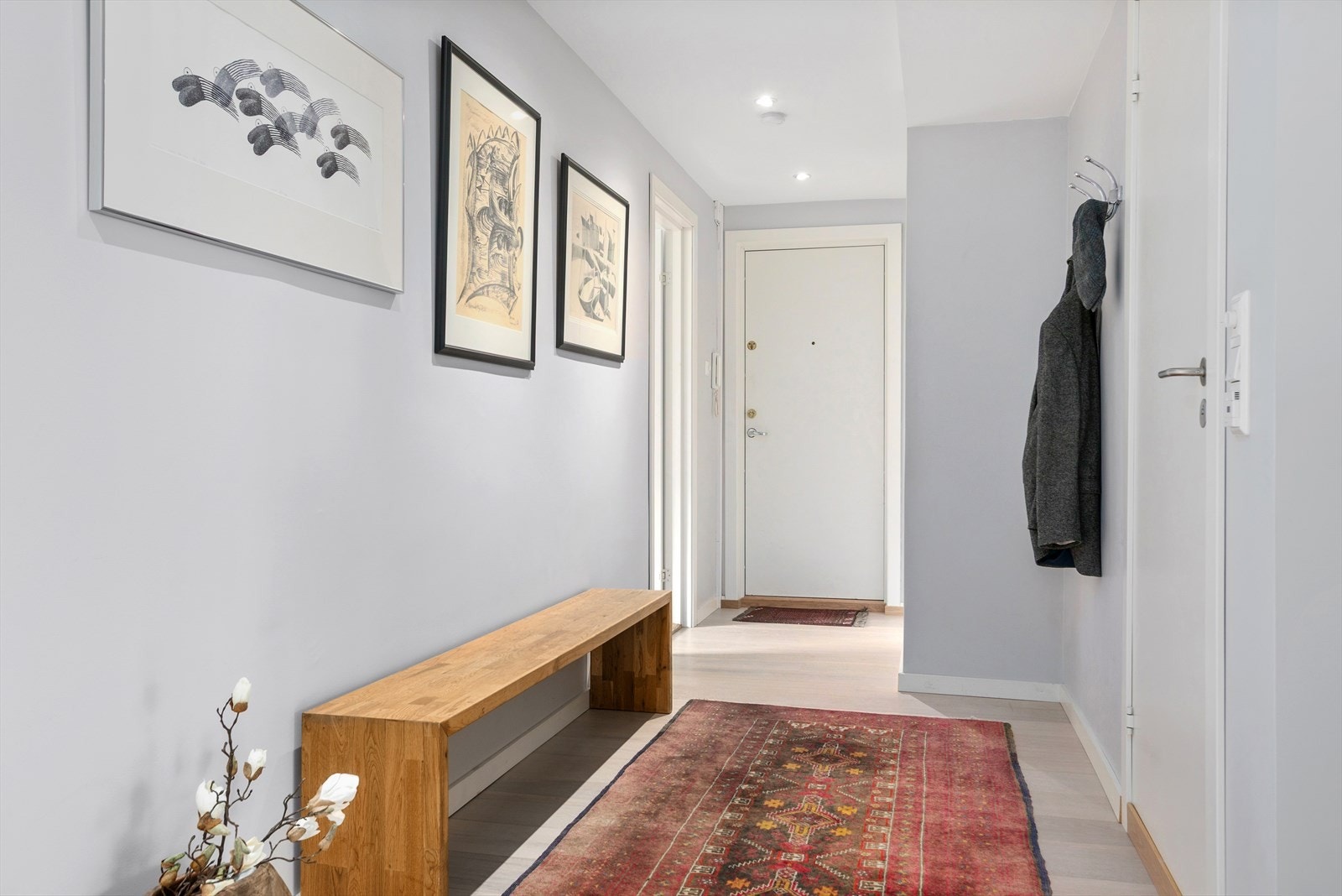 Fin hall med god plass for å henge fra seg Galleribilde