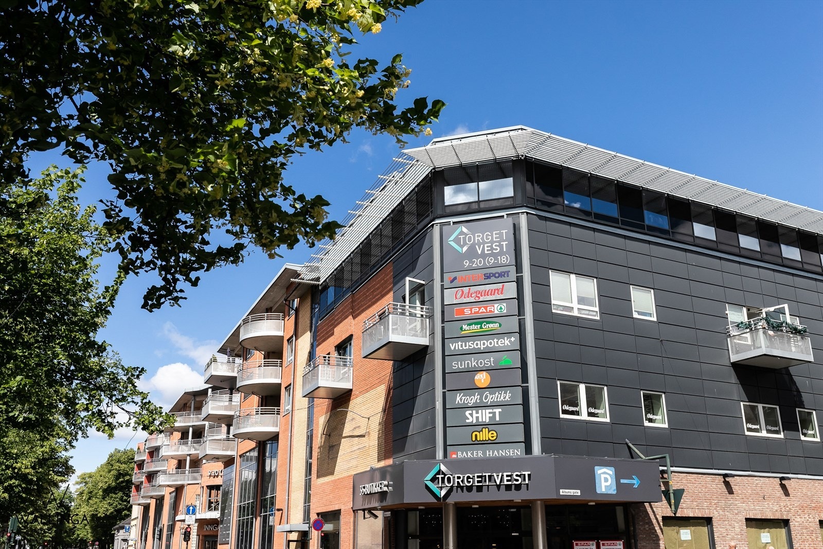 På Torget Vest finner du dagligvarebutikk, apotek, kafé og ulike butikker Galleribilde