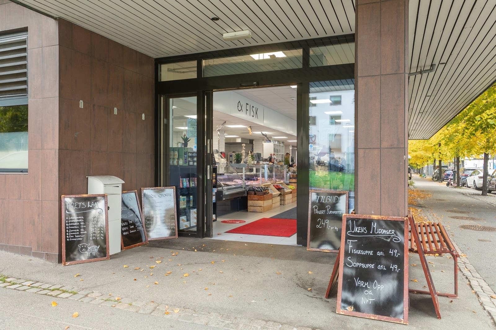 Ferskvarebutikken Hansen & Andersen ligger i husets underetasje - her er det kort vei til gode middagsmåltider Galleribilde