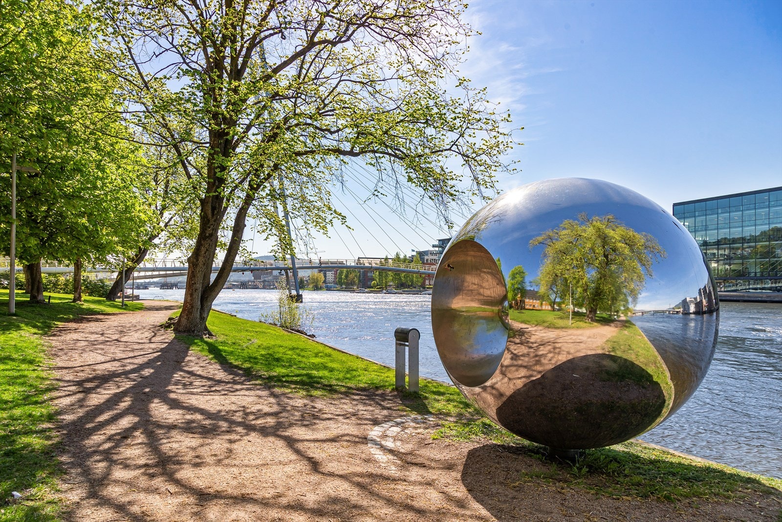 Kort gangavstand til flotte promenader langs elvebredden Galleribilde
