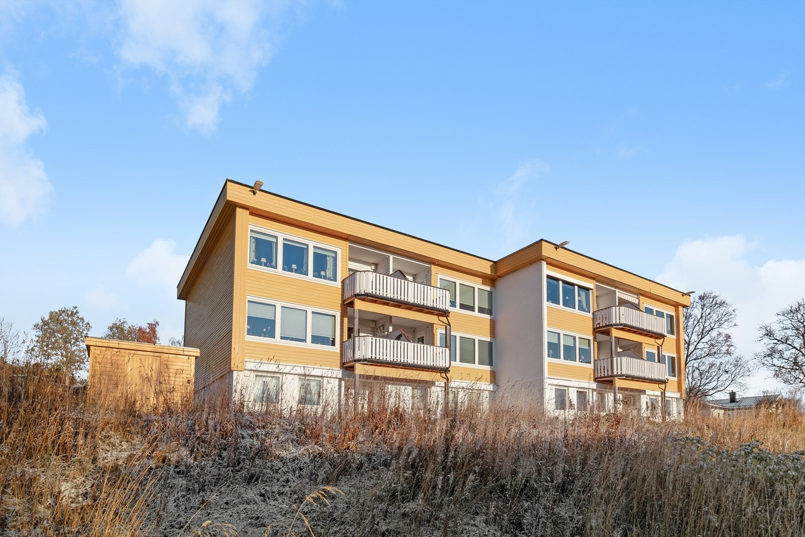 Fasade. I 2024 ble ytterdøren i 1. etasje byttet og fasaden malt i regi av borettslaget. Galleribilde