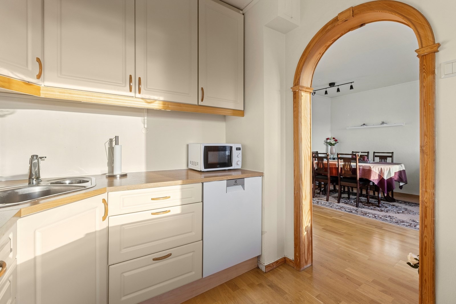 De månedlige felleskostnadene inkluderer blant annet tv, internett, brøyting, andel fellesgjeld, varmtvann, komm.avg og felles byggforsikring. Galleribilde