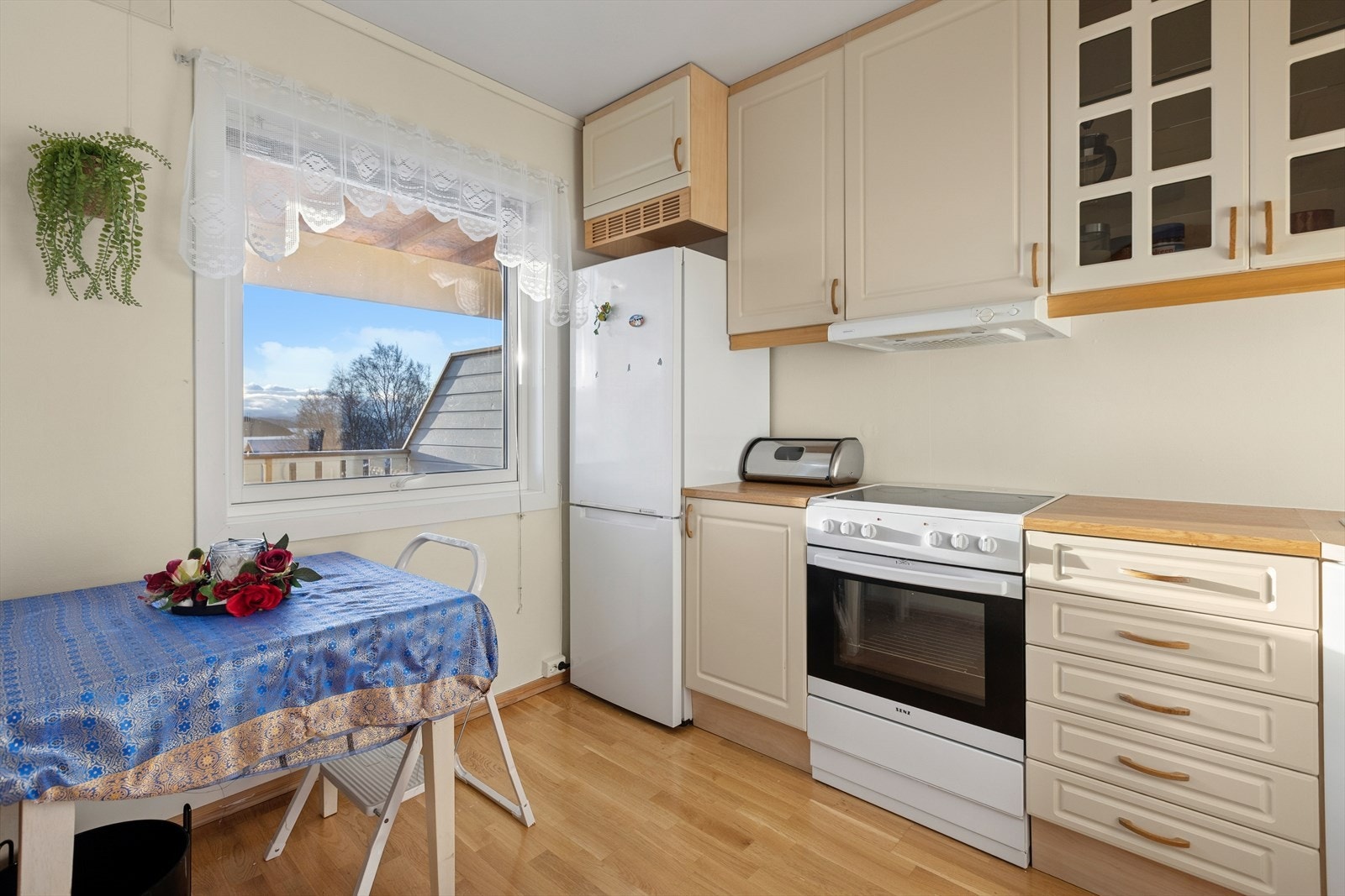 Her får man rikelig med skap- og benkeplass, samt plass til spisegruppe på kjøkkenet. Galleribilde