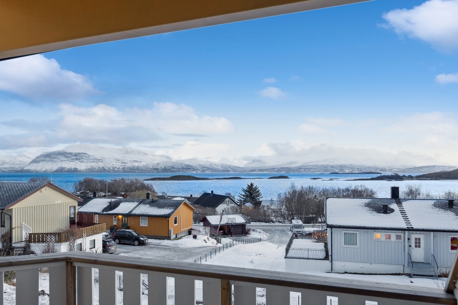 Direkte fra stuen ligger leilighetens private overbygde veranda. Galleribilde