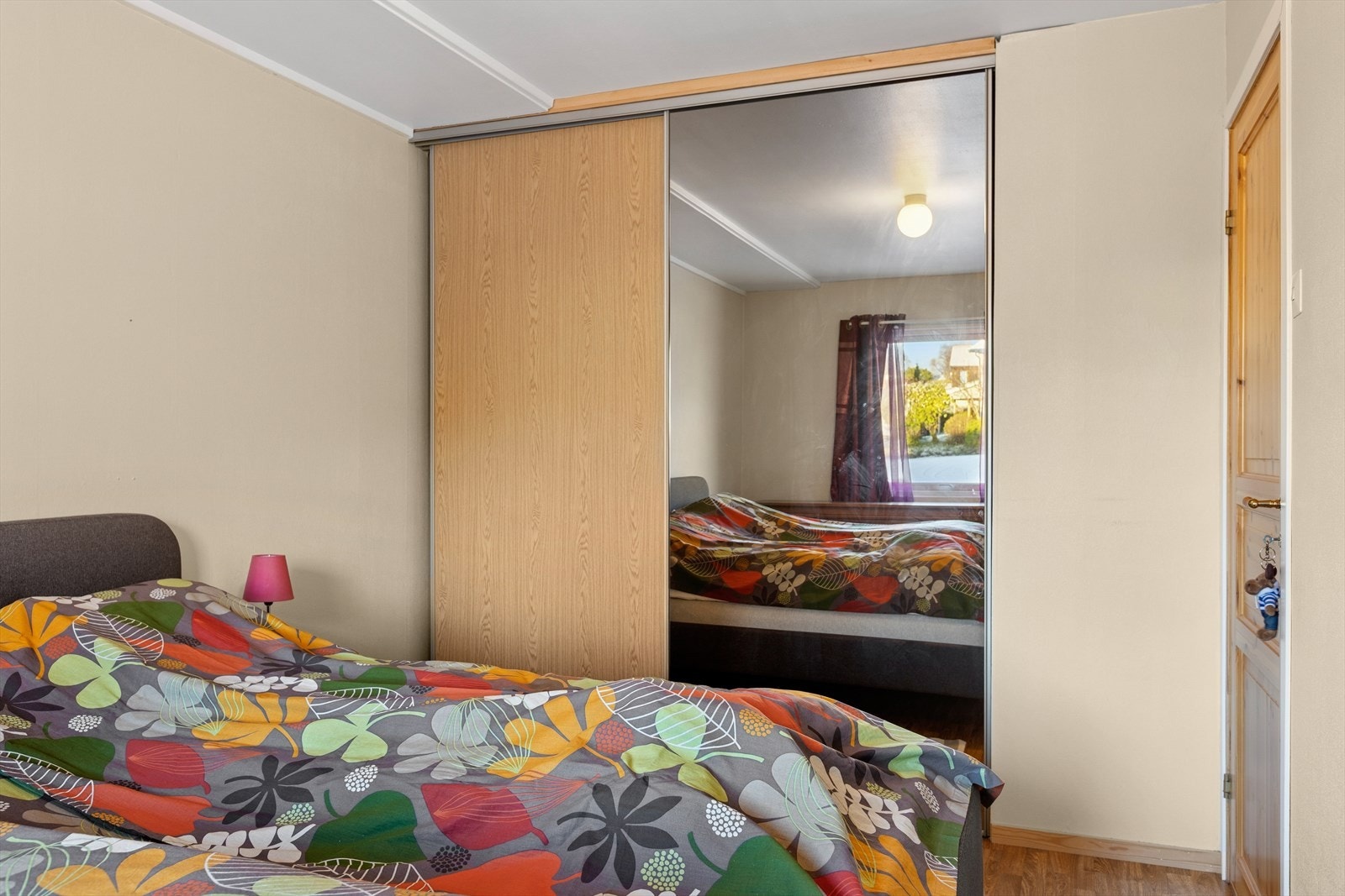 Plassbygd skyvedørsgarderobe med speil for praktisk oppbevaring. Garderobeskapet medfølger handelen. Galleribilde