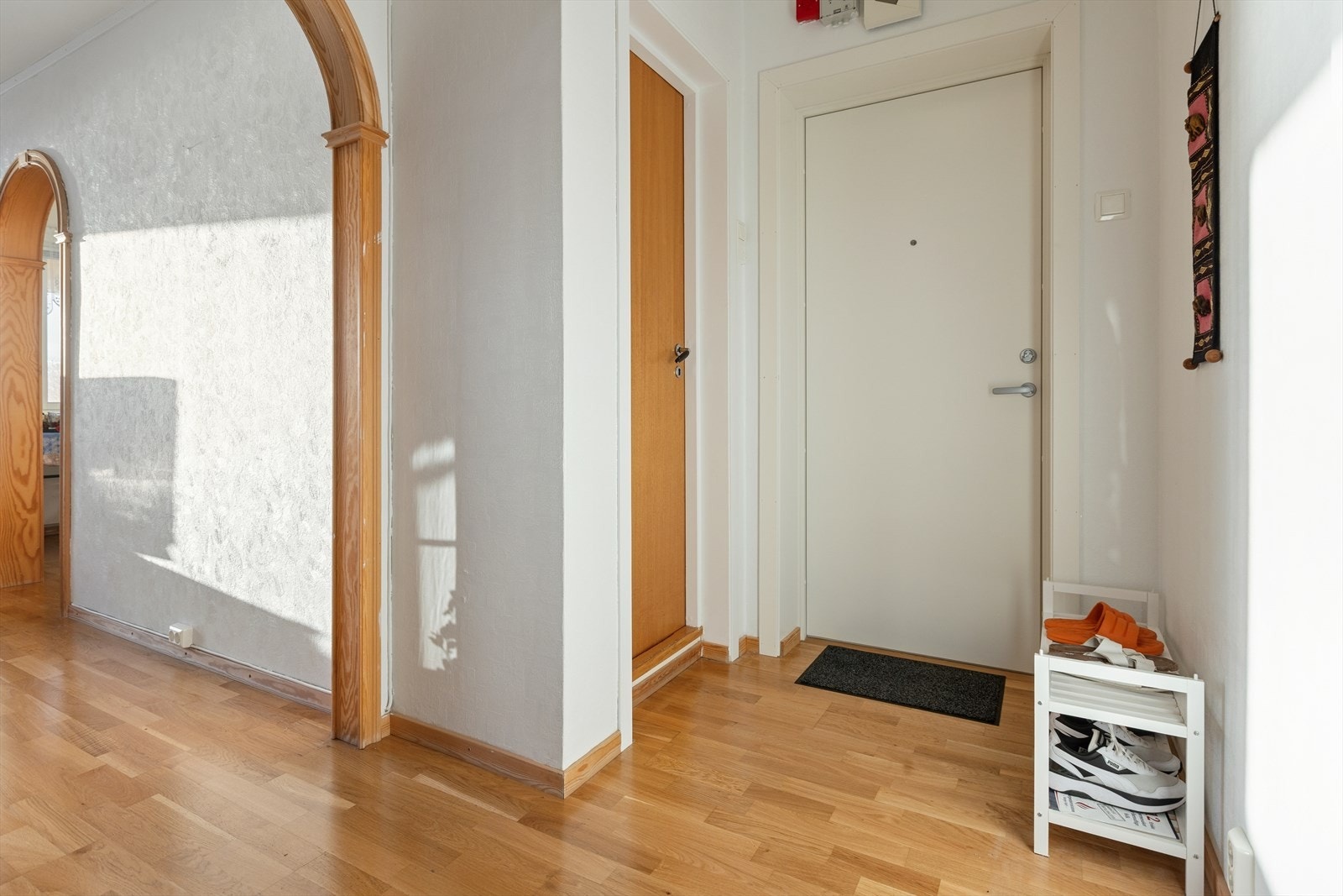 Trivelig entré. I 2024 ble ytterdøren til leiligheten byttet. Galleribilde