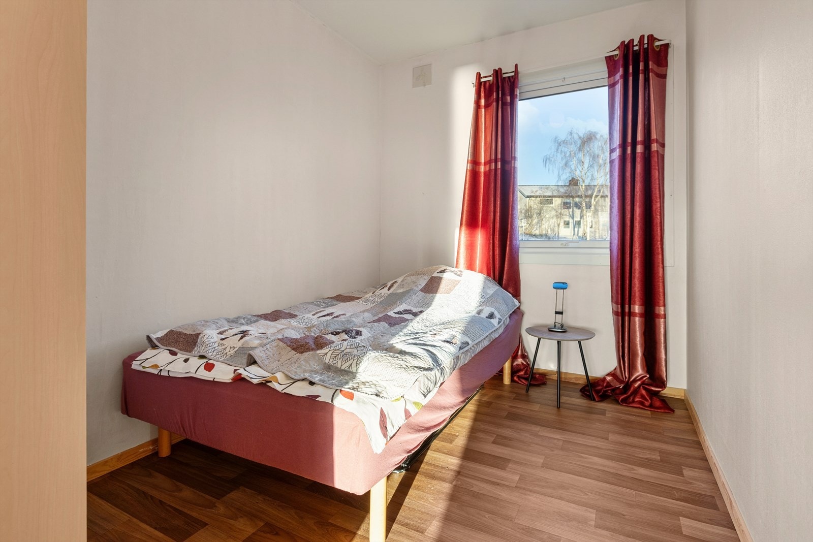 Soverom 2. Det følger med egen parkeringsplass til leiligheten, samt tilgang til felles gjesteparkering. Galleribilde