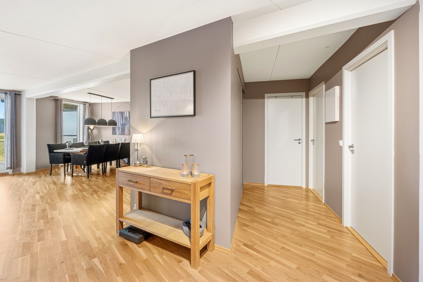 Gangen har praktiske garderobeløsninger som gir gode muligheter for oppbevaring. Galleribilde