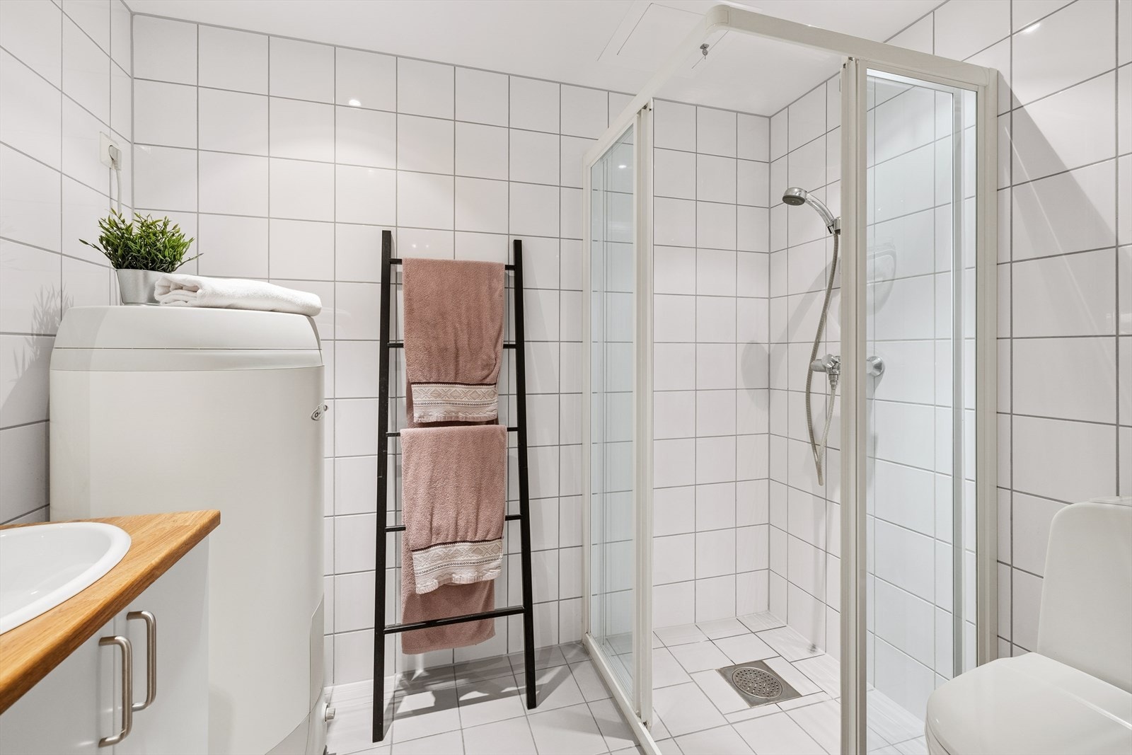 De to baderommene har samme tidløse designet med varme i gulvet og downlights i himling. Galleribilde