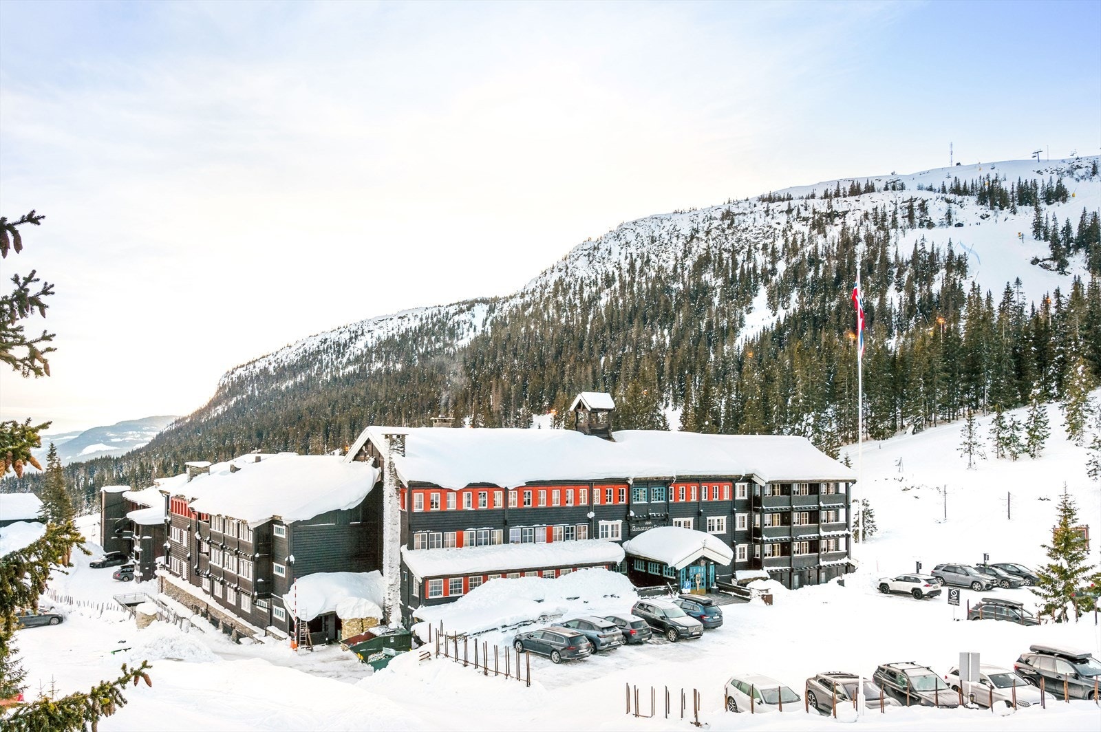 Gudbrandsgard hotell med restaurant og basseng. Dagligvare og café ved siden av. Galleribilde