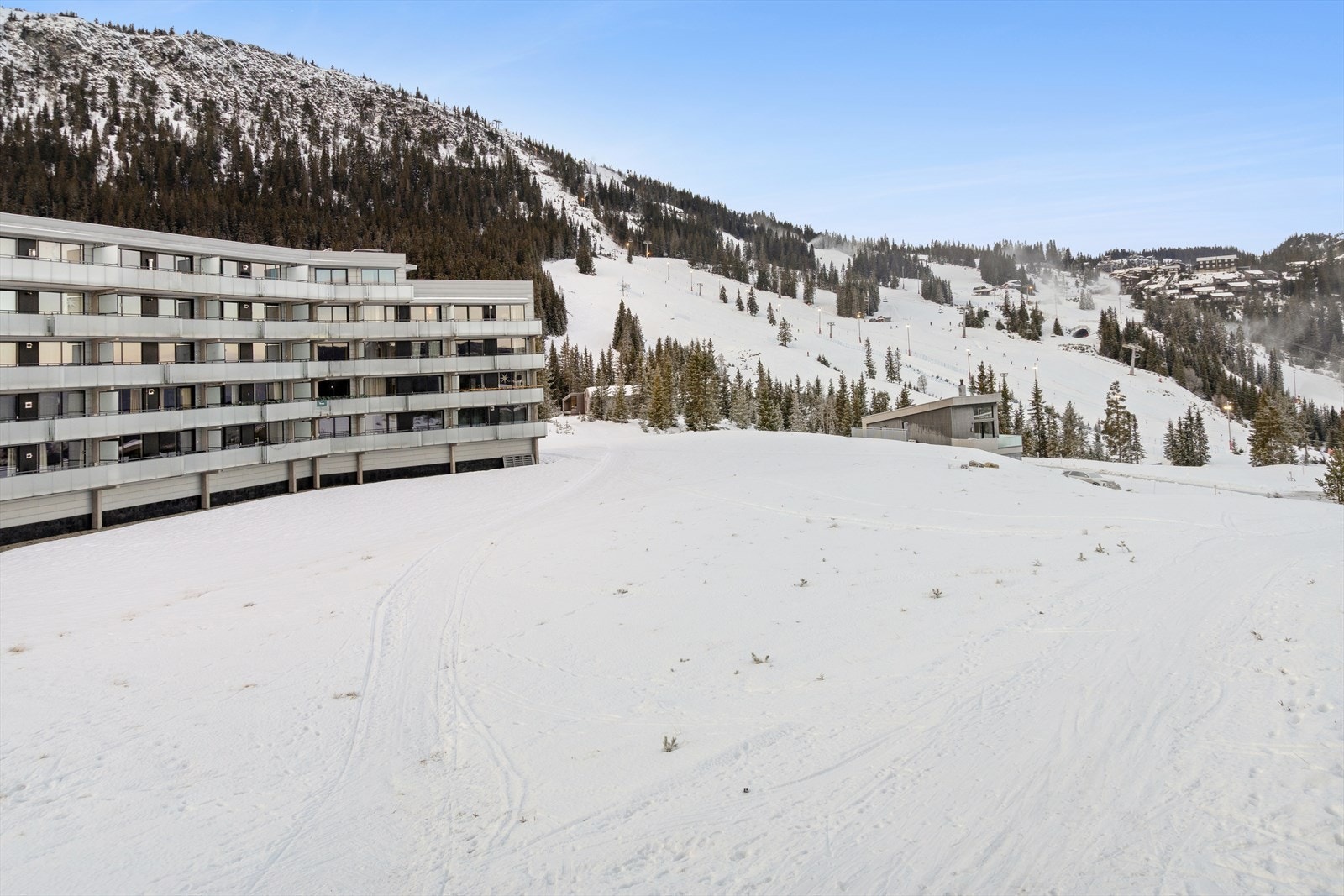 Leiligheten har en praktisk beliggenhet med ski inn/ut. Enkel tilgang til bakken på nordsiden. Galleribilde
