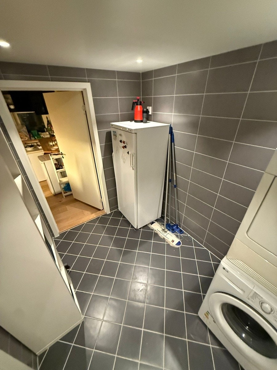 Vaskerom med vaskemaskin og tørketrommel og fryser Galleribilde