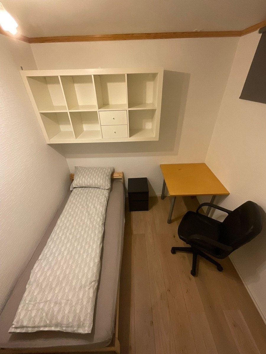 7m2, m studiepult og nattbord og Galleribilde