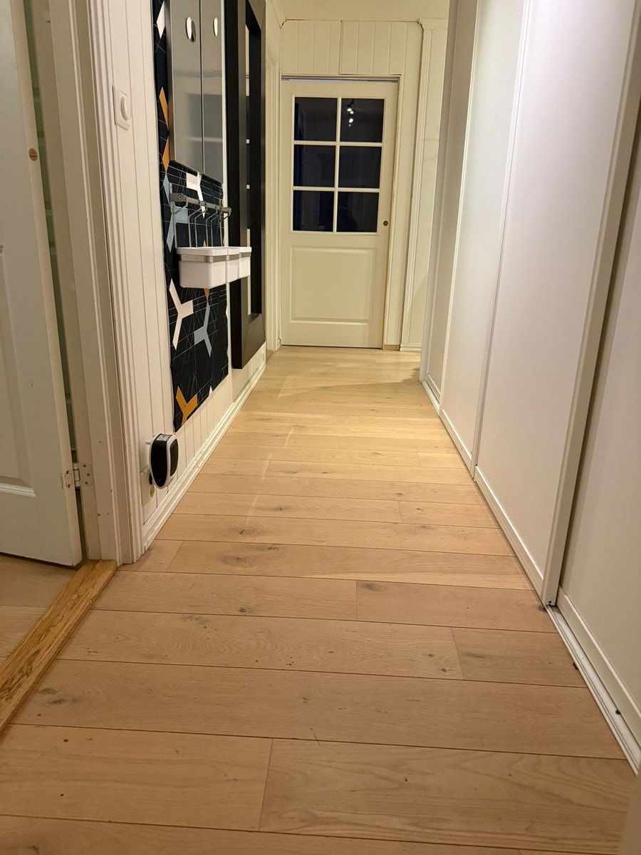 Felles gang fra to av rommene. Klesskap på høyre side. Galleribilde