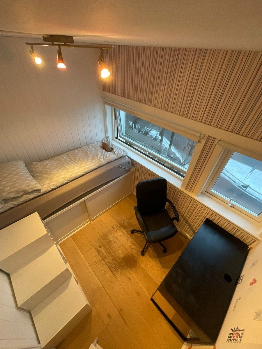 7m2, med skrivepult og vindu Galleribilde