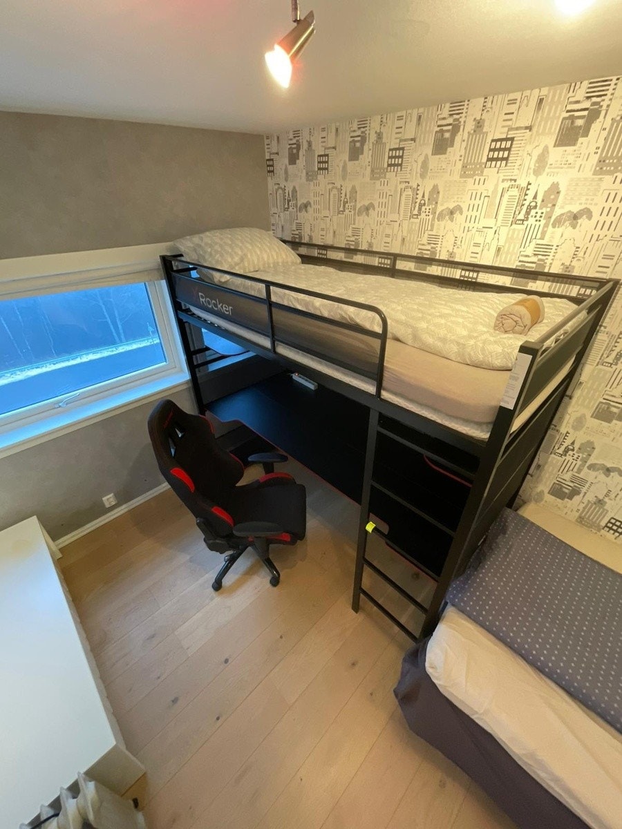 12m2 med ekstraseng til besøk og skrivebord i et. Galleribilde