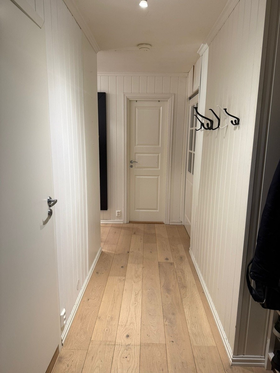 Inngangsparti og gang til et av rommene. Galleribilde
