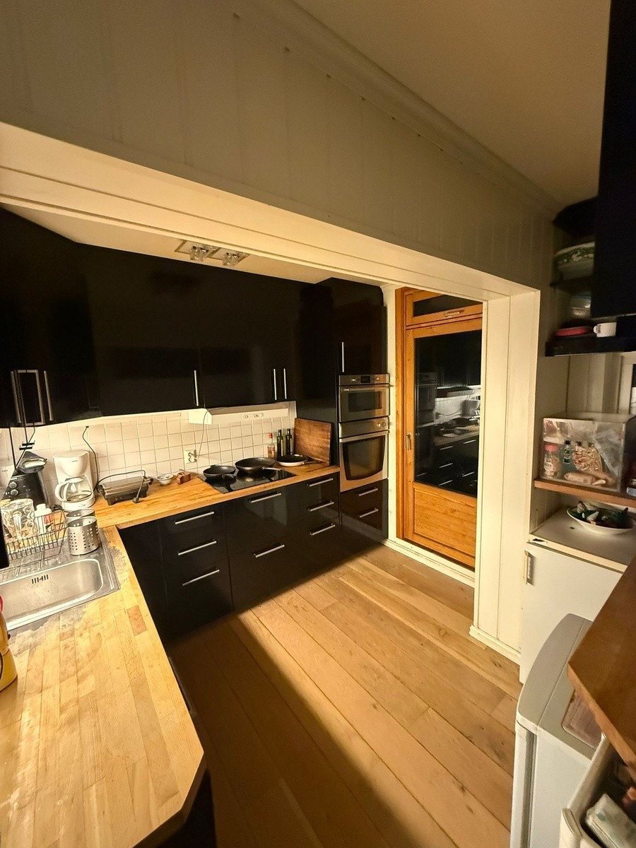 Kjøkkenet med tre kjøleskap Galleribilde