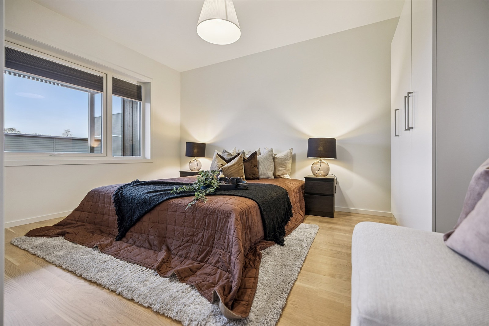 Hovedsoverommet har god plass til dobbeltseng og garderobeløsning. Galleribilde