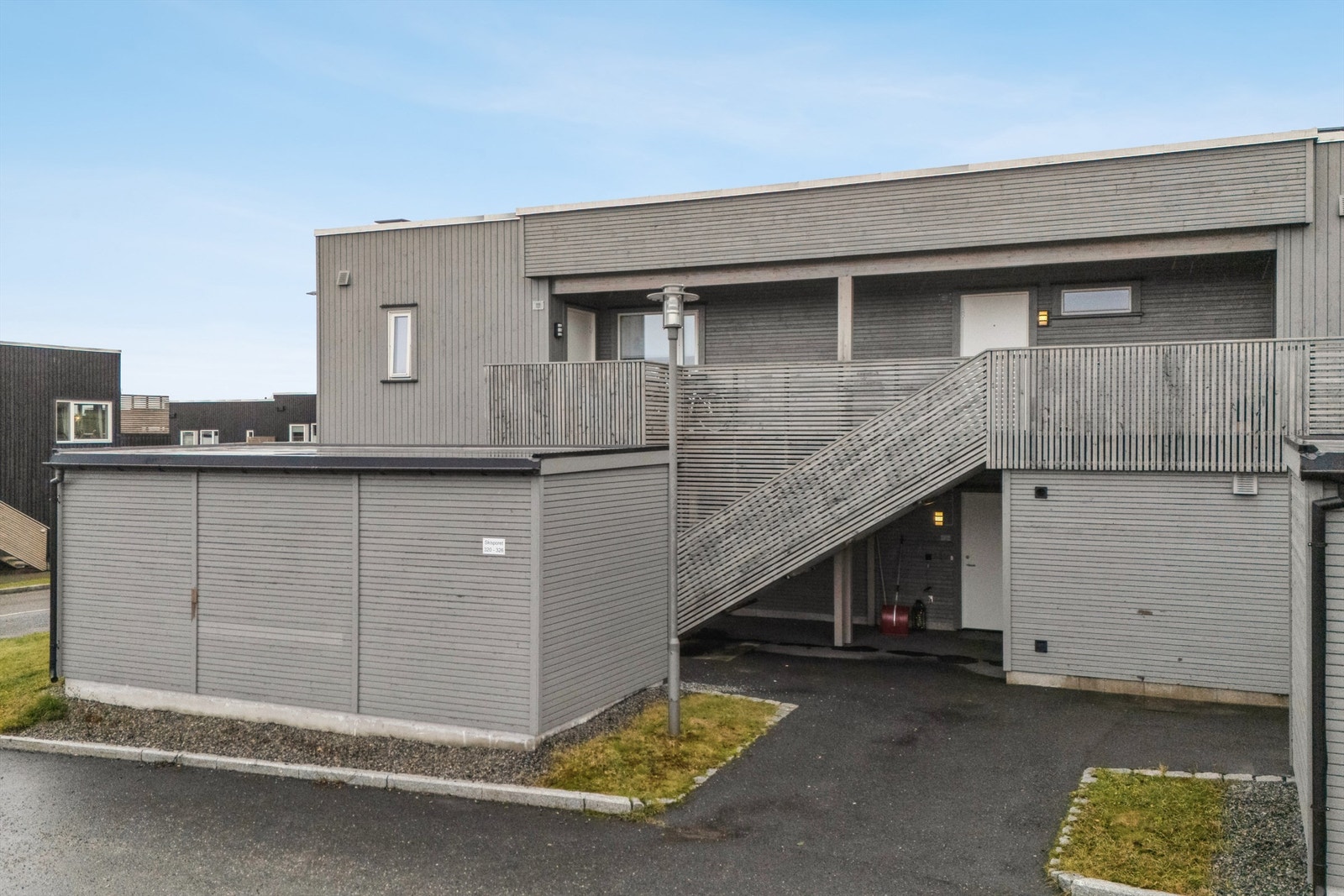 Leiligheten disponerer en ekstern bod på 5 m² med innlagt strøm og lys. Galleribilde