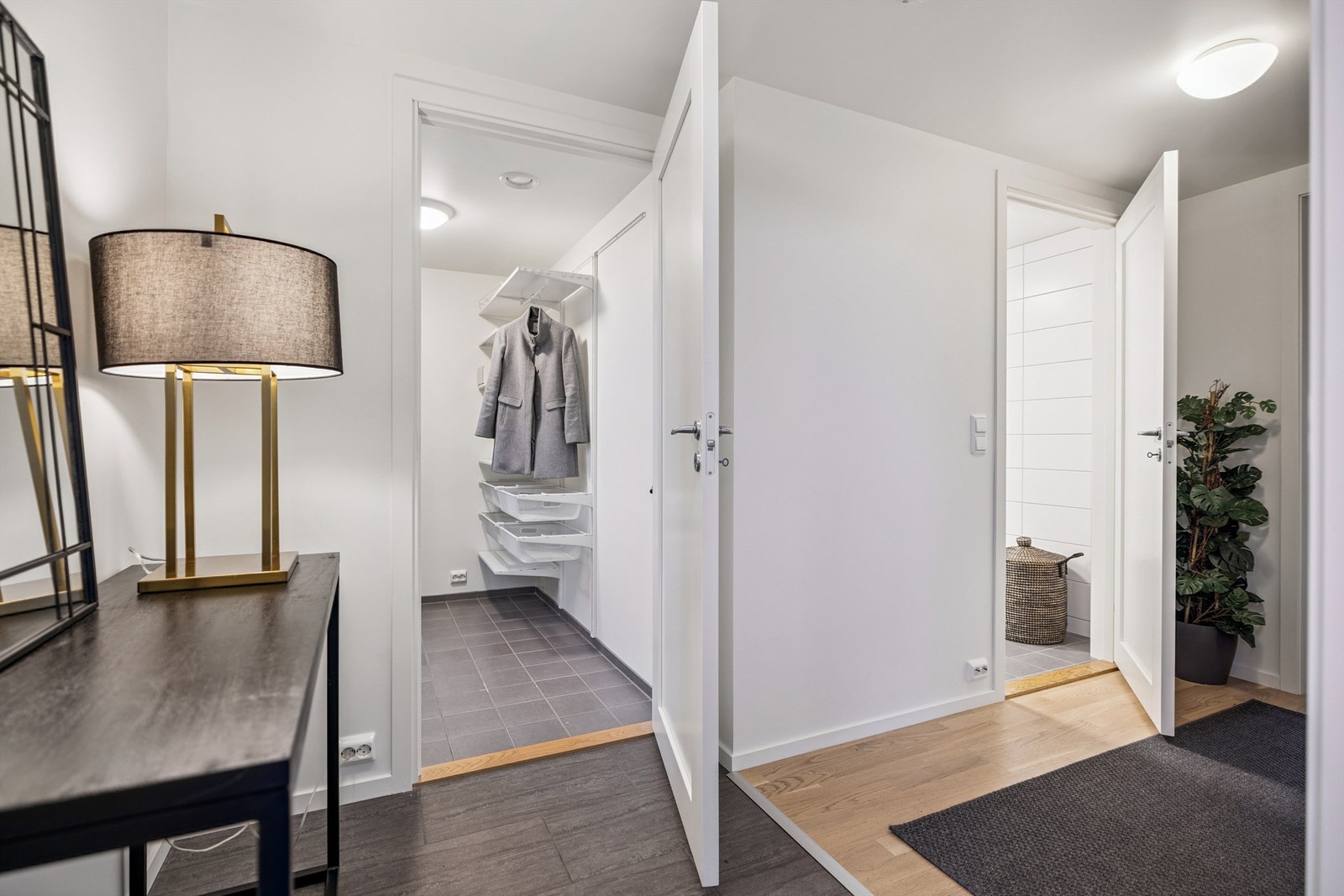 Praktisk entré med adkomst til teknisk rom/bod for oppbevaring. Galleribilde